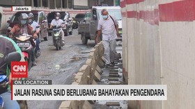 VIDEO: Jalan di Rasuna Said Berlubang Bahayakan Pengendara