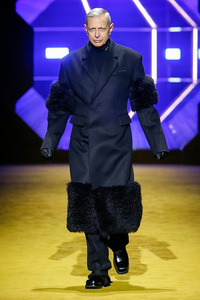 Diketahui sering memakai busana Prada saat di red carpet, Jeff Goldblum yang membintangi sejumlah film Jurassic Park menjadi model penutup peragan Prada. Foto: Courtesy of Prada