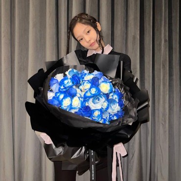 Ulang Tahun Ke-26, Jennie BLACKPINK Dapat Buket Bunga Biru dari Ibu