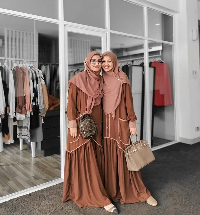Kalau kamu senang mengenakan outfit satu layer, kamu bisa tiru gaya kakak dari Shireen Sungkar ini. Padukan dengan hijabsquare dan tas berwarna senada, kamu sudah bisa tampil cantik, sopan dan tetap modis. (@zaskiasungkar15)