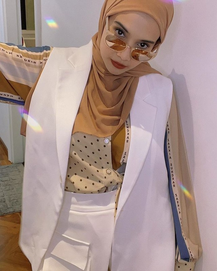 Kombinasi vest dengan celana putih dengan atasan motif berwarna coklat bisa membuat kamu terlihat fashionable seperti Zaskia lho. Cocok juga untuk kamu kenakan saat acara formal nih.(@zaskiasungkar15)