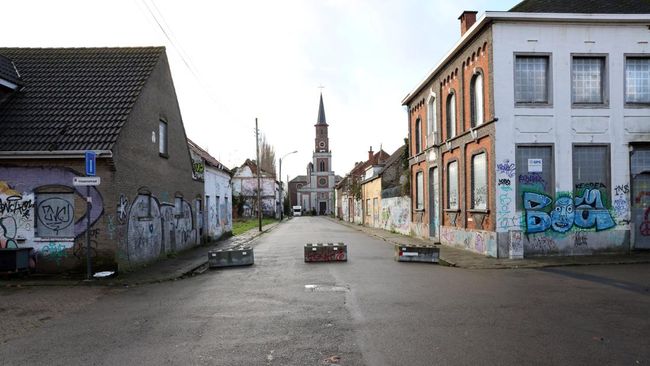 Doel memiliki reputasi sebagai kota hantu paling terkenal di Belgia. Kota ini sampai sekarang hanya memiliki 21 orang penduduk.