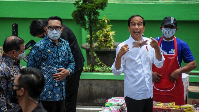 Ridwan Kamil nimbrung perbincangan publik yang sedang hangat soal Ainun Najib. RK bergurau, kini polisi dan TNI dikerahkan untuk memulangkan Ainun.