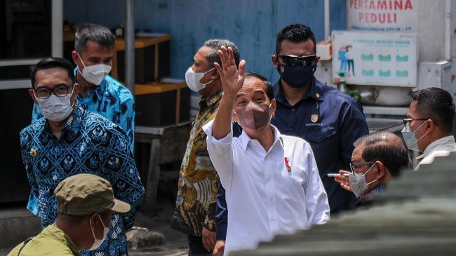 Presiden Jokowi pamer harga BBM hingga beras di Indonesia yang diklaim lebih murah dibandingkan Amerika Serikat, padahal tingkat ekonomi kedua negara beda jauh.