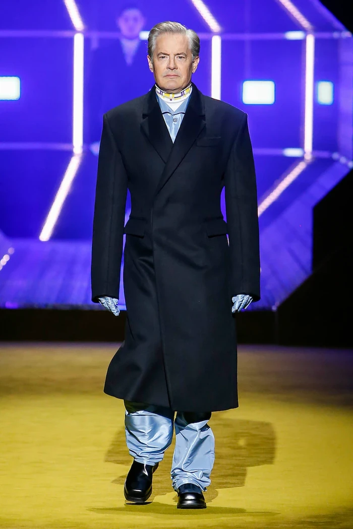 Aktor senior Kyle Maclachlan menjadi model pembuka fashion show Prada fall/winter 2022. Ia dikenal lewat serial televisi