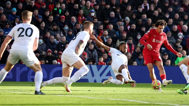 Akurasi umpan Trent Alexander-Arnold disamakan dengan si raja operan, David Beckham. Bedanya, pemain Liverpool itu juga oke dalam bertahan.