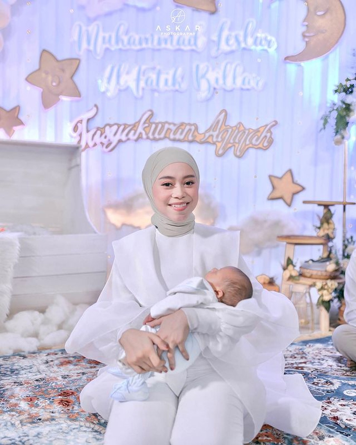 Lesti Kejora dan Rizky Billar baru saja menggelar acara tasyakuran sekaligus akikah putra pertama mereka baby Leslar&period; Yuk intip&excl;