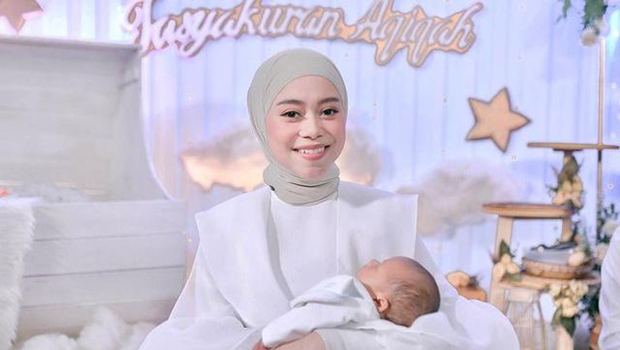 Lesti Kejora dan Rizky Billar baru saja menggelar acara tasyakuran sekaligus akikah putra pertama mereka baby Leslar. Yuk intip!