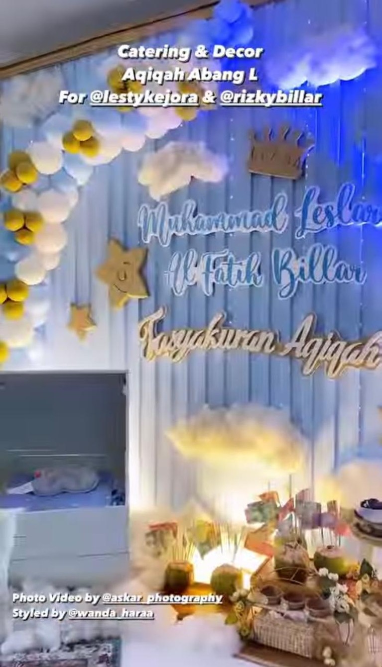 Lesti Kejora dan Rizky Billar baru saja menggelar acara tasyakuran sekaligus akikah putra pertama mereka baby Leslar. Yuk intip!