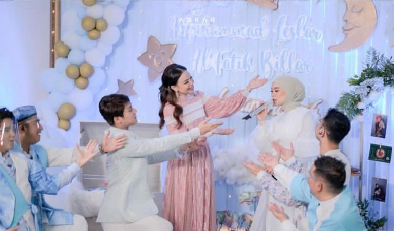 Lesti Kejora dan Rizky Billar baru saja menggelar acara tasyakuran sekaligus akikah putra pertama mereka baby Leslar. Yuk intip!
