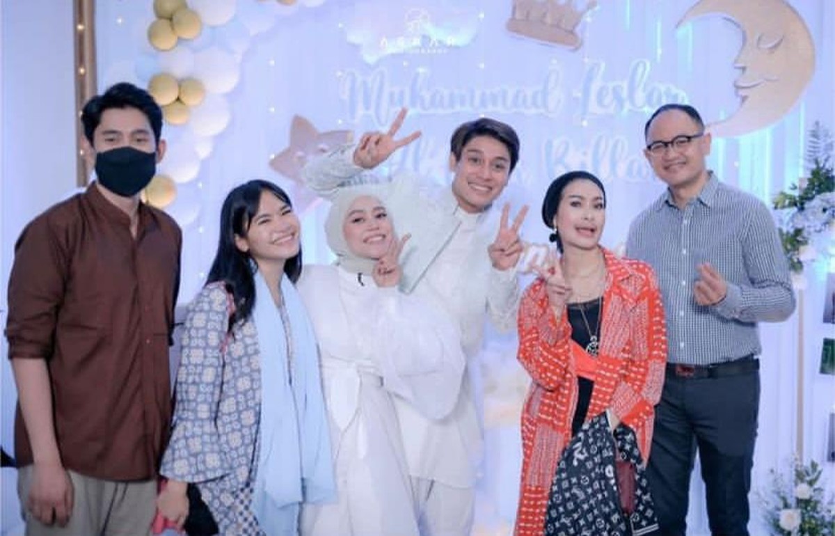 Lesti Kejora dan Rizky Billar baru saja menggelar acara tasyakuran sekaligus akikah putra pertama mereka baby Leslar&period; Yuk intip&excl;