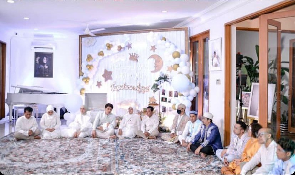 Lesti Kejora dan Rizky Billar baru saja menggelar acara tasyakuran sekaligus akikah putra pertama mereka baby Leslar&period; Yuk intip&excl;