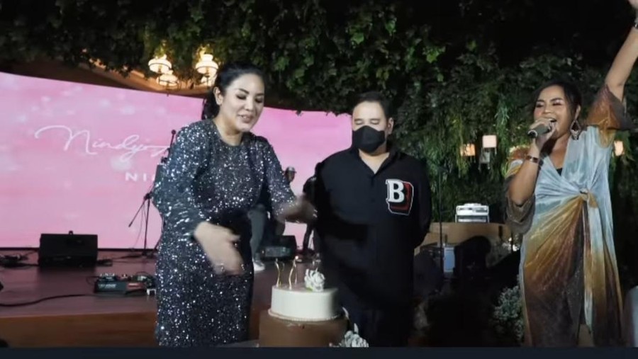Nindy Ayunda dan pacar baru