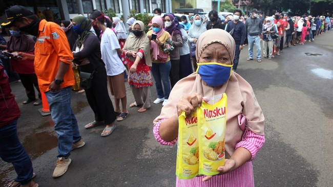 Viral, masyarakat yang ingin membeli minyak goreng seharga Rp14 ribu per liter diwajibkan menyertakan fotokopi kartu keluarga (KK) dan bukti vaksin covid-19.