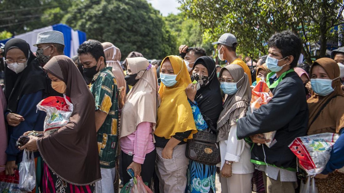 FOTO: Antre Warga Uber Minyak Goreng Rp14 Ribu di Sejumlah Daerah