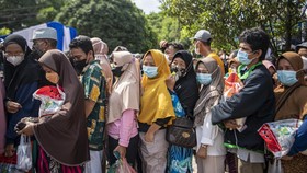 Rangkuman Covid: Omicron Tembus 748 Kasus, PPKM Diperpanjang