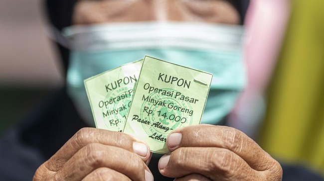 Pemkot Bandung masih menunggu pasokan minyak goreng untuk operasi pasar dari Kementerian Perdagangan supaya harganya bisa murah.