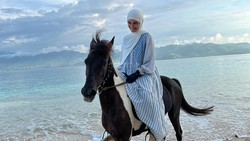 Intip 7 Style Syar'i Shireen Sungkar Saat Berkuda yang Tuai Pujian