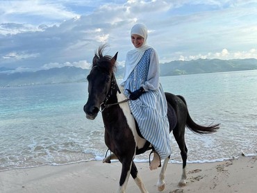 Intip 7 Style Syar'i Shireen Sungkar Saat Berkuda yang Tuai Pujian