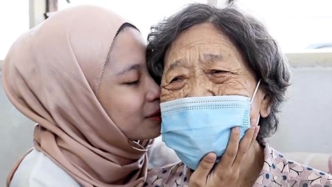 Duta besar RI untuk Malaysia, Hermono, bertemu dengan Rohana, perempuan diduga anak TKI yang ditinggal ibunya ketika masih bayi.