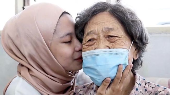 PM Malaysia Beri Kewarganegaraan ke Gadis Keturunan RI Ditinggal Ibu PM Malaysia, Ismail Sabri Yaakob, memberikan status kewarganegaraan kepada Rohana Abdullah, gadis keturunan Indonesia yang ditinggal ibunya sejak bayi.