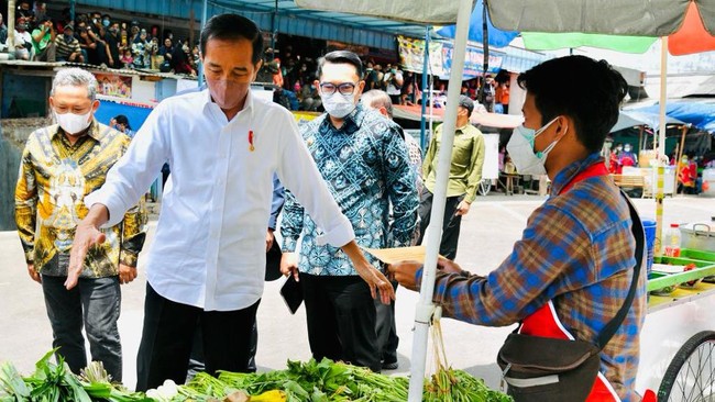 Selain membeli nanas, Presiden Jokowi juga membeli salak hingga memberikan sebuah jaket kepada salah satu pedagang di Pasar Porsea, Kabupaten Toba, Sumut.