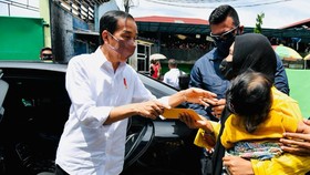 Jokowi Bagikan Kaus ke Peserta Vaksinasi Covid-19 di Sulut