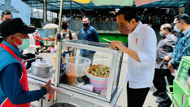 Jokowi senang saat melihat warung makan ramai pengunjung. Pasalnya, hal tersebut mengisyaratkan daya beli masyarakat Indonesia masih ada dan bagus.