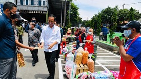 Jokowi Main Lato-lato di Pasar Subang, Ridwan Kamil Ikut Jajal