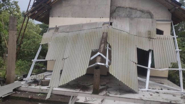 Puluhan rumah dan tempat usaha di dua kecamatan di Kabupaten Jember, Jawa Timur rusak diterjang angin kencang yang disertai hujan deras hingga semalam.