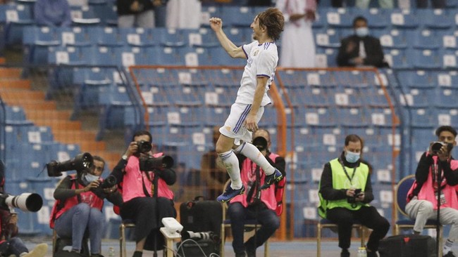 Luka Modric mengukir sejarah sebagai pemain tertua yang berhasil cetak gol di Piala Super Spanyol usai Real Madrid menahbiskan diri sebagai juara.