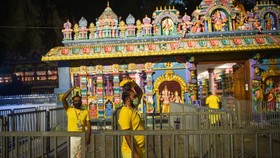 Beda dengan India, Umat Hindu Malaysia Ritual Pakai Prokes Covid
