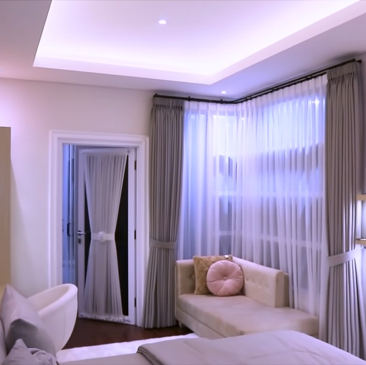 <p>Kombinasi warna-warna yang dipakai di ruangan lain pun tak kalah hebat, Bunda. Ditambah lagi dengan desain interior lain, tiap ruangan jadi  tampak semakin mewah, ya? (Foto: YouTube: Kiky Saputri Official)</p>