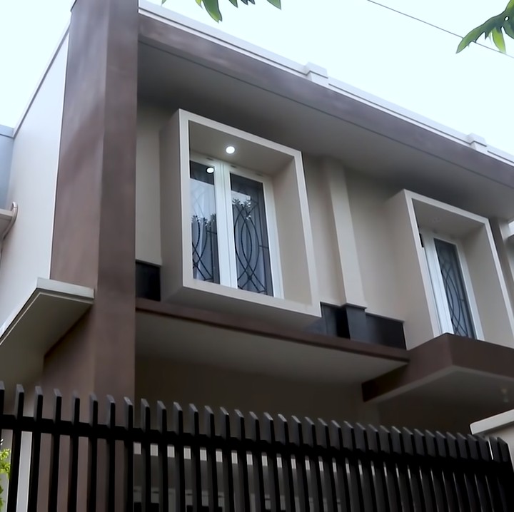 <p>Kiky Saputri baru membangun rumah dengan desain moderen minimalis nih, Bunda. (Foto: YouTube: Kiky Saputri Official)</p>