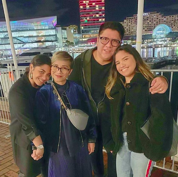 <p>Dalam sebuah kesempatan, Ruth Sahanaya mengajak kedua putrinya untuk memberikan kejutan pada sang ayah. Ternyata, suara si sulung Nadine juga tak kalah merdu dari ibunda dan adiknya, lho. (Foto: Instagram @mamauthe)<br /><br /><br /></p>