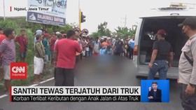 VIDEO: Santri Tewas Terjatuh dari Truk