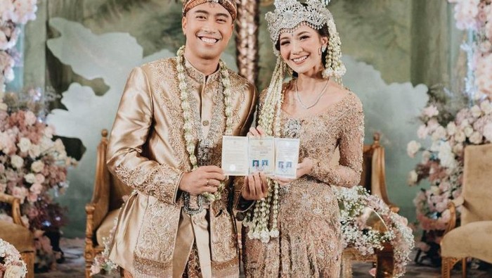 Simak Gaya Sheila Dara dan Vidi Aldiano Memakai Kebaya dan Beskap dari Lamaran sampai Resepsi Simak Gaya Sheila Dara dan Vidi Aldiano Memakai Kebaya dan Beskap dari Lamaran sampai Resepsi