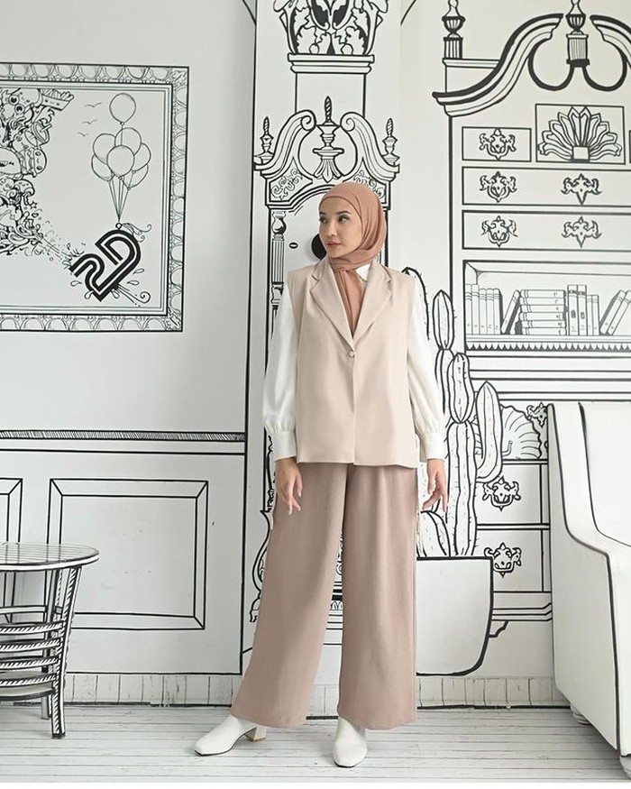 Tampil santai dengan wide pants dipadukan dengan vest berwarna nude dipilih Zaskia dalam nuansa earth tone. Tampilan seperti ini bisa kamu sontek untuk ke kantor atau acara formal lainnya lho, Beauties. (@zaskiasungkar15)