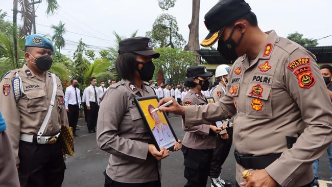 Dua polisi terlibat narkotika di Bali dihukum masing-masing 11 dan 8 tahun penjara, serta diberhentikan dengan tidak hormat sebagai polisi.