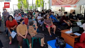 VIDEO: Warga Krukut Ramai-Ramai Suntik Vaksin Booster