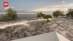 VIDEO: Momen Gelombang Tsunami Terjang Kepulauan Tonga