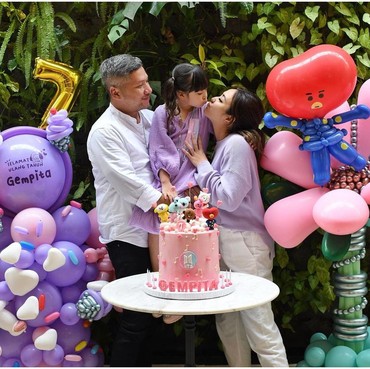 6 Potret Kompak Gading & Gisel Rayakan Ultah Ke-7 Gempi dengan Tema BTS