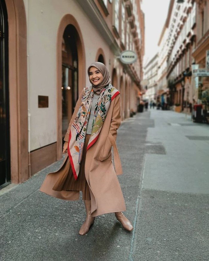 Untuk kamu yang feminin dan senang mengenakan rok, gaya Zaskia berikut ini bisa kamu jadikan inspirasi. Kenakan rok plisket berwarna coklat, padankan dengan T-shirt dan trench coat. Kenakan juga boots sebagai statement pada penampilanmu. (@zaskiasungkar15)