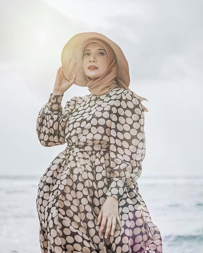 Untuk tampilan sedikit glam, kamu bisa kenakan dress bermotif dan padukan dengan hijab polos. Dijamin kamu akan terlihat anggun dan menawan. (@zaskiasungkar15)