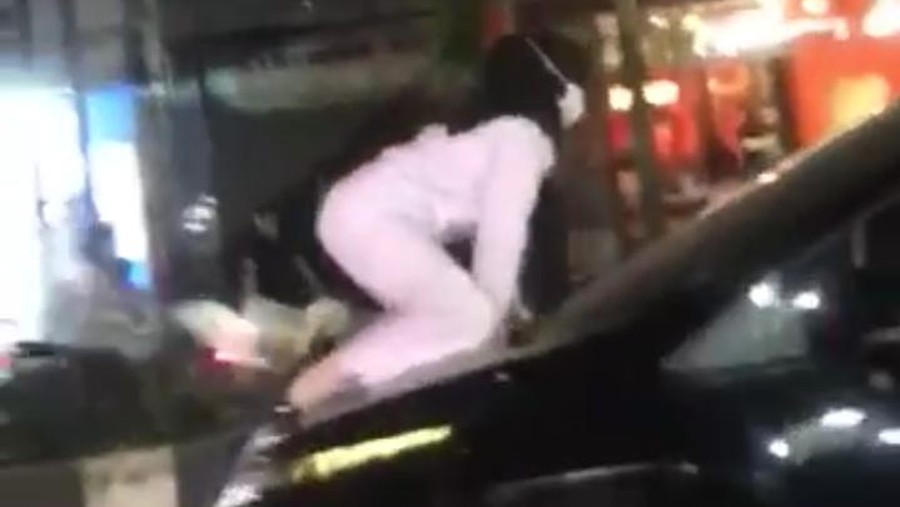 Sebuah video berisi seorang wanita menaiki kap mesin mobil di Asahan, Sumatera Utara (Sumut), ramai beredar di sosial media. Warga menyebut wanita itu sedang melabrak perebut laki orang (pelakor) yang berada di dalam mobil.