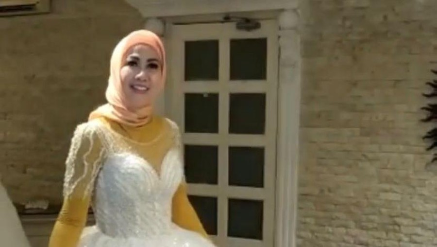 Venna Melinda mengunggah kegiatannya saat fitting baju pengantin namun dikritik oleh netizen. Yuk intip potretnya!