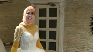img-title Dikritik Usai Pamer Fitting Gaun Pengantin, Kini Venna Melinda Tuai Pujian
