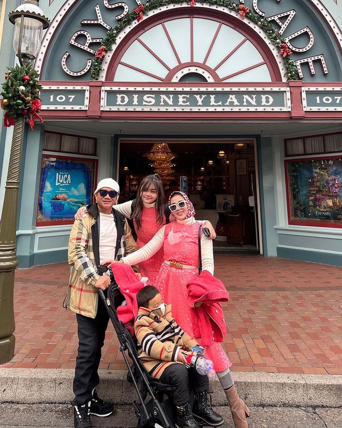 7 Potret Keluarga Bella Shofie Liburan ke Amerika