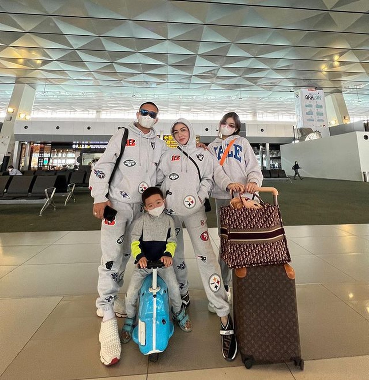 7 Potret Keluarga Bella Shofie Liburan ke Amerika