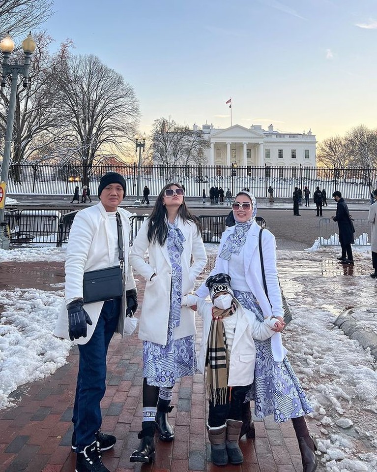 7 Potret Keluarga Bella Shofie Liburan ke Amerika 7 Potret Keluarga Bella Shofie Liburan ke Amerika